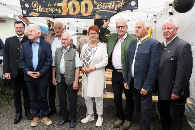 Raphael Hofinger, Josef Pühringer, Josef Dornetshuber, der Jubilar Roman Hofer, Katherina Zauner, Kurt Kaiserseder, Franz Doppler und Hans Feizlmayr. | Foto: OÖ Seniorenbund