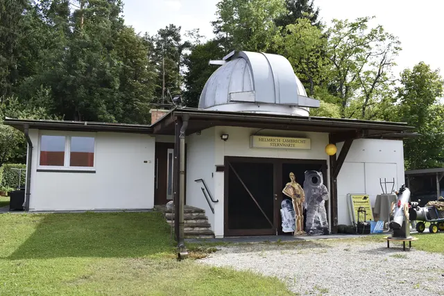 Als Helmrich Lambrecht seine Sternwarte gebaut hat, hat das für Aufsehen im Ort gesorgt – ein Haus mit Flachdach und dann noch mit einer Kuppel, niemand konnte sich vorstellen, was hier entsteht.
Die beiden „Star Wars“-Figuren sind ein kleiner Scherz von Christian Zechner zum Thema Weltall. | Foto: MeinBezirk.at/Petra Lammer