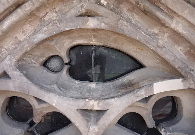 Die ältesten Glaselemente finden sich ganz oben in den südlichen Langhausfenstern.
In der Maßwerksbekrönung wurden bisher undokumentiert Fragmente mittelalterlicher Glasmalerei gefunden. | Foto: Angela Vorhofer1
