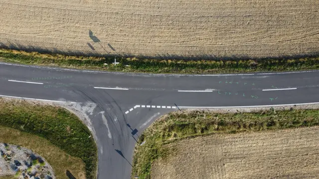 Der Rennradfahrer wurde bei dem Zusammenstoß in Wartberg/Krems so schwer verletzt, dass er trotz sofortiger Reanimationsversuche noch an der Unfallstelle verstarb.  | Foto: laumat.at/Matthias Lauber
