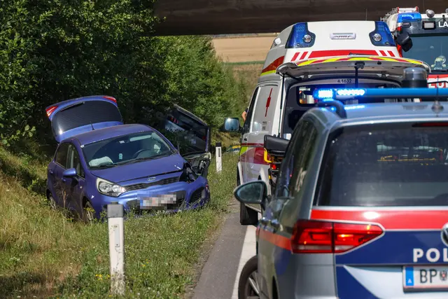 Eine Person musste nach einem Crash in Edt bei Lambach aus dem Fahrzeug befreit werden. | Foto: laumat.at