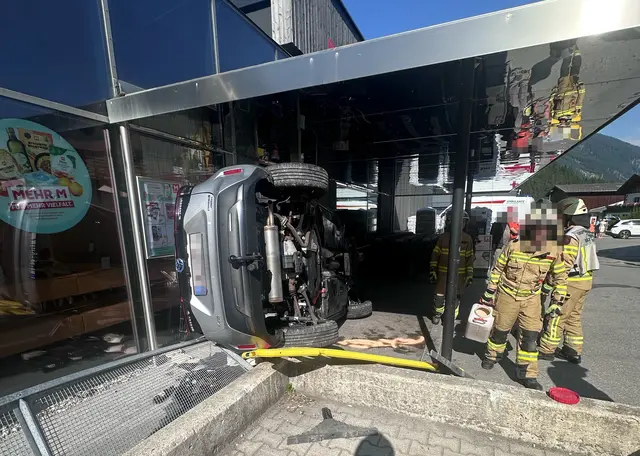 Ein Pkw kippte am Freitagvormittag vor einem Supermarkt in Längenfeld um. | Foto: ZOOM.TIROL