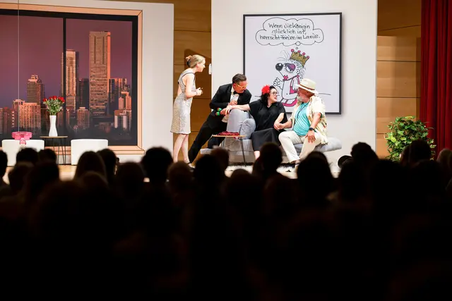 Seit einem Vierteljahrhundert steht das Sommertheater Kitzbühel für erstklassiges Unterhaltungstheater, österreichische Erstaufführungen und unvergessliche Sommerabende. | Foto: Michelle Hirnsberger