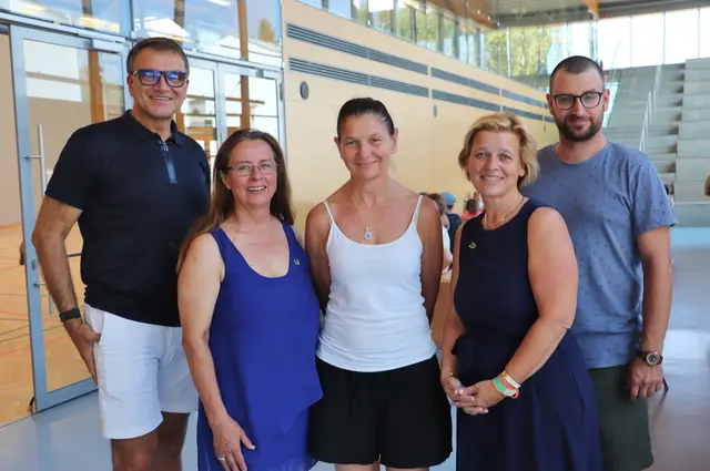GR Sepp Zirkl (li), GR Monika Dunkl, Vzbgm. Sabine Jakubzig und GK Stephan Scheifinger besuchten Beatrix Hütter (Bildmitte) und die Teilnehmer am Sommercamp in der Sporthalle. Eine Kühltasche voll Eis für alle war mit dabei.  | Foto: Edith Ertl