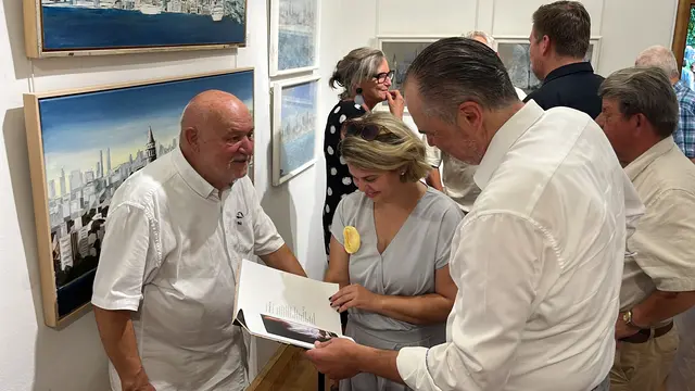 Der Bildband gibt einen Überblick über das Schaffen des Künstlers Harro Pirch. | Foto: Gesa Buzanich