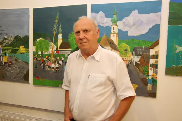 Anton Eigenstuhler vor seinen Werken in der eigenArt-Galerie.