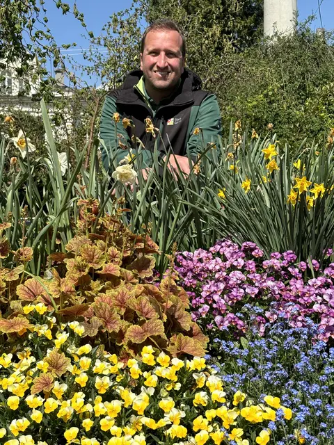 Stadtgärtner Josef Wanka hier bei einem Foto mit der Frühlingsauspflanzung.  | Foto: Lisa Gold