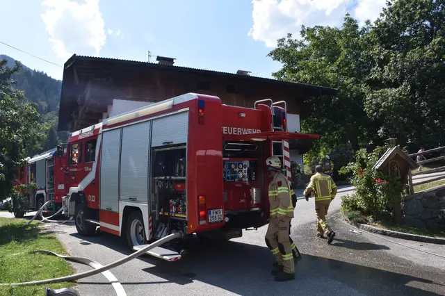 Auf einem Bauernhof in Kaltenbach geriet am Donnerstagnachmittag Heu in Brand. Die Familie konnte den Brand selbständig löschen, der Landwirt zog sich jedoch Brandverletzungen zu. | Foto: ZOOM.Tirol