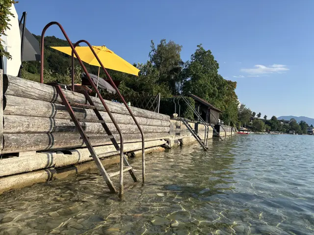 An den Ufermauern und Einstiegsstellen im Attersee ist deutlich sichtbar, wie viel Wasser auf einen durchschnittlichen Pegel fehlt. | Foto: MeinBezirk/Rabl