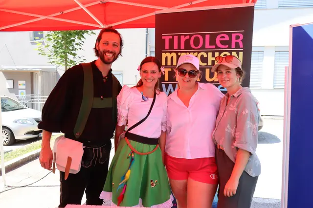 Die künstlerische Leiterin der Tiroler Märchen Traumwelten Alexandra Kronberger (3. v. l.), mit ihrem Team in Fritzens. | Foto: Kendlbacher