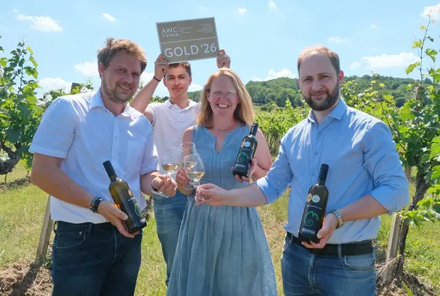 Über 17 Auszeichnungen durften sich Lucia Preissl, Michael, Sohn Lukas und Gunther Taufratzhofer heuer freuen.  | Foto: Claudia Reisinger