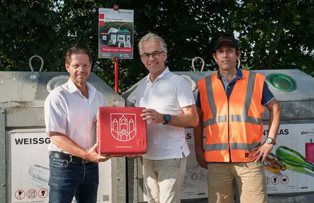 Die neue Hinweistafel. Im Bild: v.li. Jürgen Wulff-Gegenbaur (Leitung Abfallservice), Bgm.-Stv. Christoph Brandstätter und Michael Loderbauer (Abfallberater) | Foto: Stadt Salzburg/Alexander Killer
