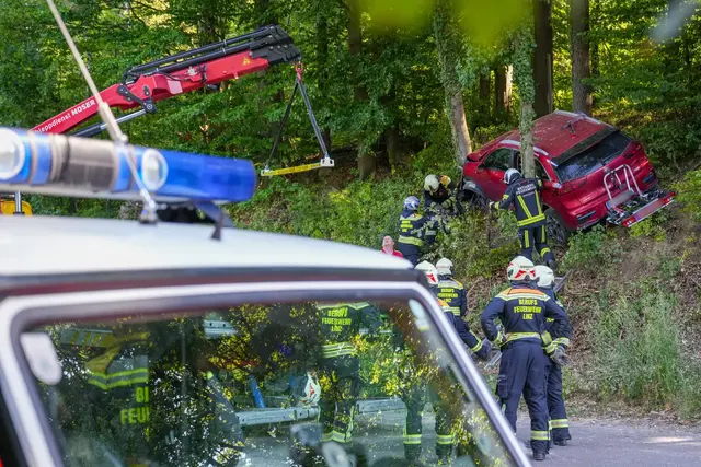 Der Mann lenkte das Auto aus dem Gefahrenbereich. | Foto: FOTOKERSCHI / MARKUS HAUSER