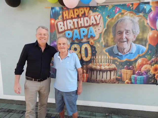 Bürgermeister Erich Priewasser gratuliert dem Franz Reichinger zum 80. Geburtstag. | Foto: Gemeinde Höhnhart
