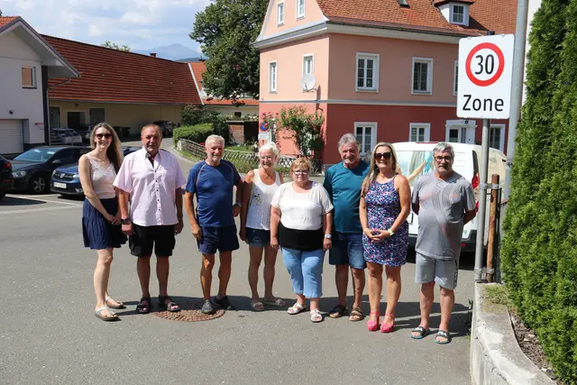 Die Gemeinderätinnen Amra Haller und Natascha Meltzer mit einigen Anrainerinnen und Anrainern am Brückenweg.