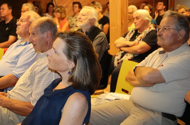 Reges Interesse im vollen Veranstaltungsraum des Gedächtnisspeichers. | Foto: Tatschl