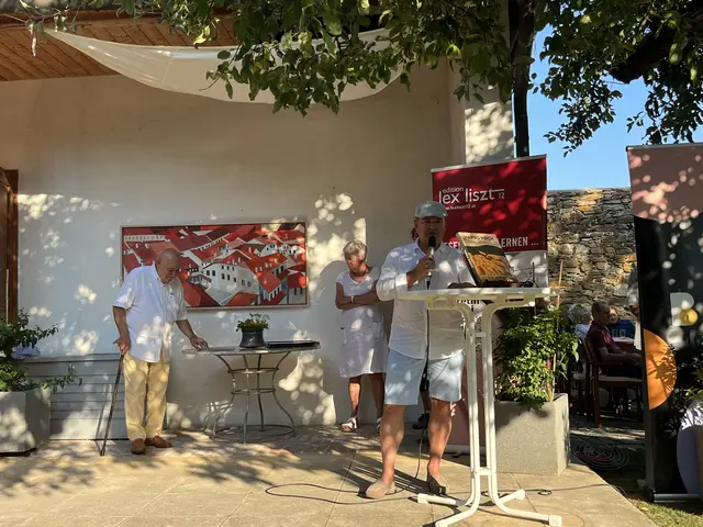 Manfred Leirer eröffnete die Ausstellung und präsentierte das Buch seines Mentors und Künstlerkollegen Harro Pirch. | Foto: Gesa Buzanich