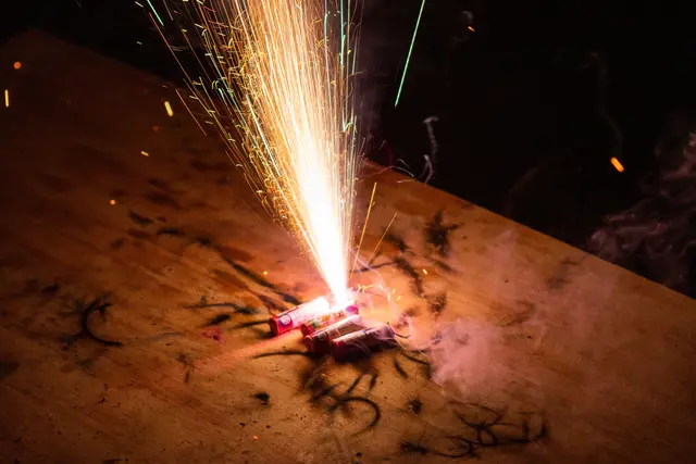 Ein pyrotechnischer Gegenstand beschädigte in Imst ein Carport erheblich. (Symbolbild) | Foto: pexels / Griffin Wooldridge