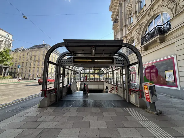 Der Eingang zu der U1-Station Nestroyplatz muss aktuell ohne den markanten roten Schild auskommen.         | Foto: Kaja Sade Jerabek/MeinBezirk