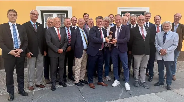 "Das rotarische Rad dreht sich weiter": Thomas Zeloth (vorne Mitte links) hat die Präsidentschaft an Gernot Waldner übergeben. | Foto: RC Völkermarkt