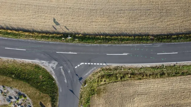 Der Rennradfahrer wurde bei dem Zusammenstoß in Wartberg/Krems so schwer verletzt, dass er trotz sofortiger Reanimationsversuche noch an der Unfallstelle verstarb.  | Foto: laumat.at/Matthias Lauber