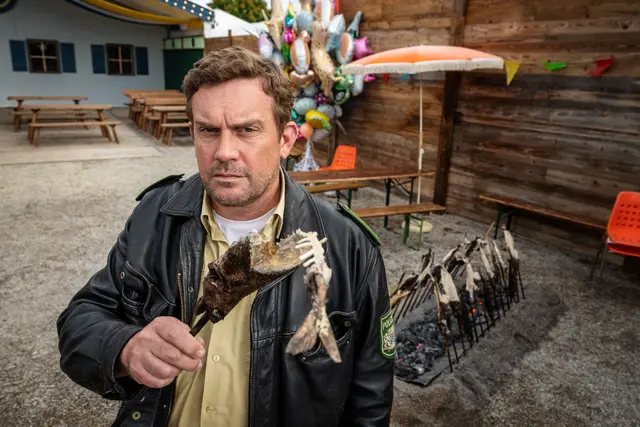 Im Film "Steckerlfischfiasko" ermittelt Franz Eberhofer, verkörpert von Sebastian Bezzel, inmitten zweier verfeindeter Volksfestclans. | Foto: Constantin Film