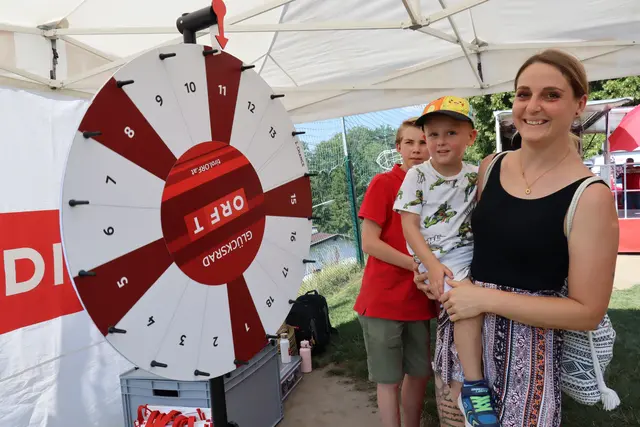 Mama Martina und Lorenz versuchten sich am Glücksrad. | Foto: Kendlbacher