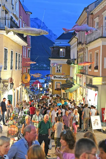 Am 12. September findet nach 17 Jahren wieder das Gmundner Altstadtfest statt. Die Organisatoren hoffen, wie hier am Archiv-Bild beim Mondscheinbummel, auf viele Besucher.  | Foto: Wolfgang Spitzbart (Archiv)