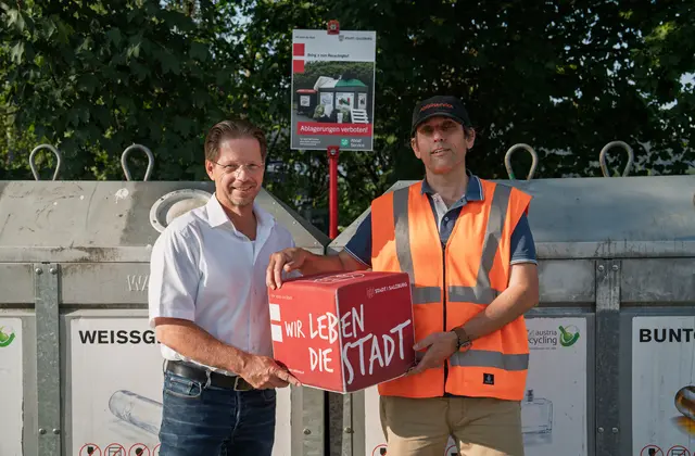 Die neue Hinweistafel. Im Bild: v.li. Jürgen Wulff-Gegenbaur (Leitung Abfallservice) und Michael Loderbauer (Abfallberater) | Foto: Stadt Salzburg/Alexander Killer