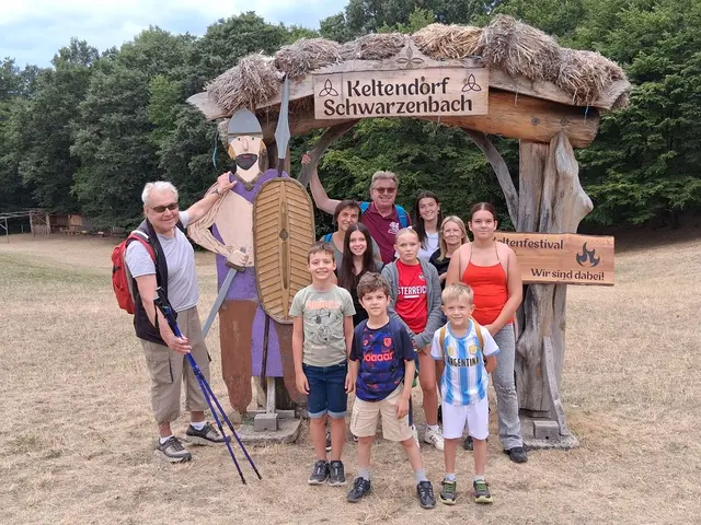 Foto Werner Schöll im Keltendorf Schwarzenbach: Alexander, Theodor, Konstantin, Patricia, Emily, Saphira sowie Walter Kalod, Werner Schöll, Marina Tokar, Sophie Schöll und Nicole Schock.
 | Foto: Werner Schöll