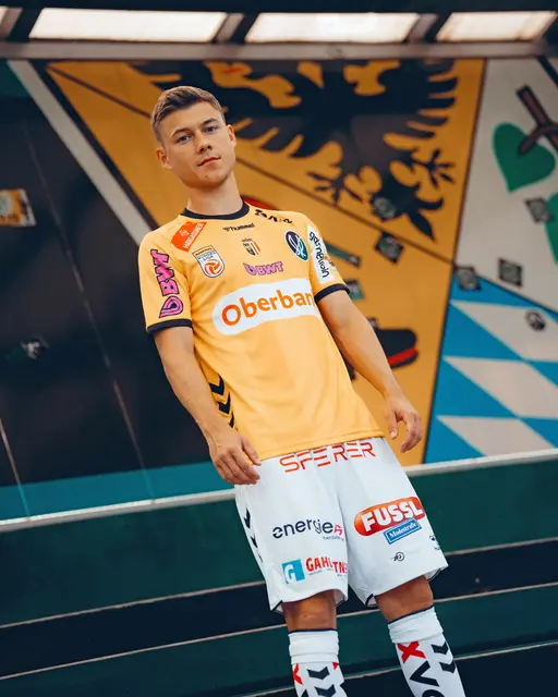 Lukas Malicsek im neuen Auswärtstrikot der SV Ried. | Foto: SVR/Stüber