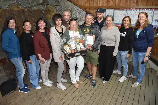 Das Siegerteam mit den Veranstaltern. Pubquiz, das große Sommerquiz, begeiserte zum Abschluss des Pabneukirchner Kultursommers in den Holzwelten Pabneukirchen.  | Foto: Zinterhof