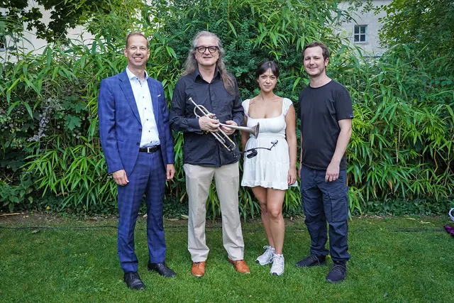 Freude über einen großartigen Outreach-Auftakt im Sparkassenpark: VDir. Thomas Schiendl, Festivalgründer Franz Hackl, Künstlerin Sage Darley und Orchesterleiter Stefan Heiss.

 | Foto: Sparkasse Schwaz