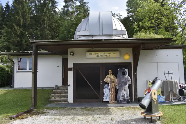 Die kleine Sternwarte liegt genau gegenüber dem Gebäude der Volksschule St. Kanzian. | Foto: MeinBezirk.at/Petra Lammer
