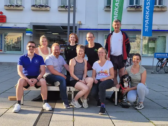 Herzogenburg hält sich beim Public Workout mit Irmi Stummer fit. | Foto: Jürgen Erber