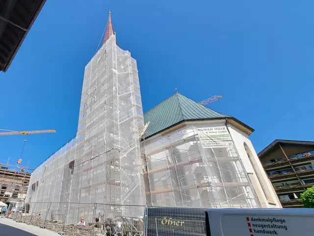 Die Sanierung der Pfarrkirche begann mit der Südseite und dem Turm. | Foto: Region Seefeld – Tirols Hochplateau