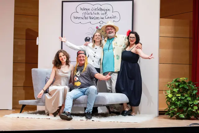 Zum 25-jährigen Bestehen des Sommertheaters feierte die Komödie „Rent a Friend“ von Folke Braband vor ausverkauftem Haus ihre Premiere im Konzertsaal der Landesmusikschule Kitzbühel | Foto: Michelle Hirnsberger