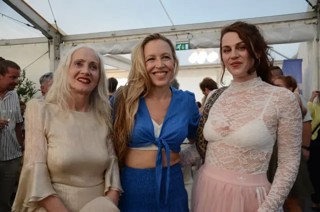 Silvia Wechselberger (ehemalige GF der Tiroler Volksschauspiele) mit Nina Proll und Josefine Bloéb. | Foto: Schletterer
