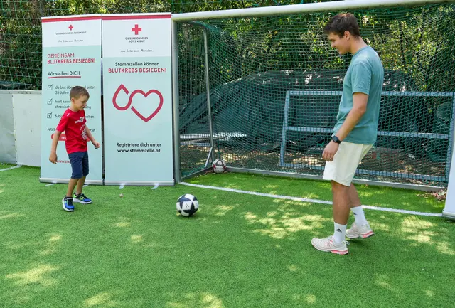 In Wien kickten Michael und Lukas miteinander. | Foto: Andreas Pölzl/MeinBezirk