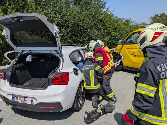 Mithilfe eines hydraulischen Rettungsgerätes musste eine schwerverletzte Person aus dem Unfallfahrzeug befreit werden.  | Foto: Freiwillige Feuerwehr Oberwart
