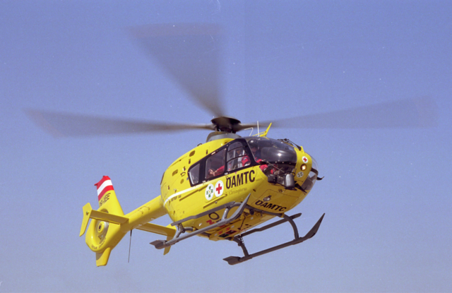 Nach einem Kontrollverlust stürzte ein Quad mehrere Meter über eine Böschung ab. | Foto: ÖAMTC