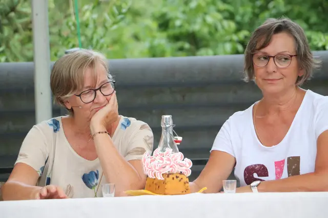 Für das erste Kennenlernen mit dem Seemann hatte Oma Frieda (Elisabeth Leopold, li.) eine Krabbentorte mit Schlagsahne gebacken.  | Foto: Edith Ertl