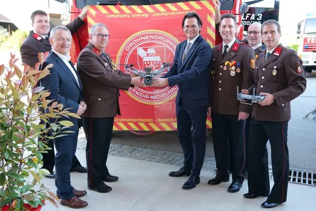 Luca Hüttinger, Vize-Bgm. Eduard Sanda, Kommandant Josef Nussbaumer, Bgm. Bernhard Heinl, LAbg. Bernhard Heinreichsberger, Gerhard Neumayer, Mathias Heinl | Foto: Marktgemeinde Michelhausen