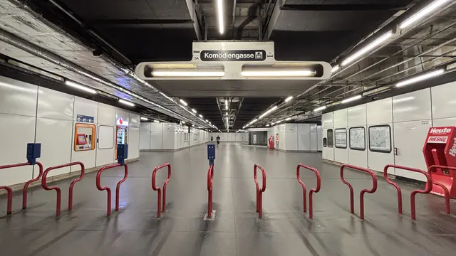 Auch in der Station selbst muss die Beschilderung erneuert werden.  | Foto: Kaja Sade Jerabek/MeinBezirk