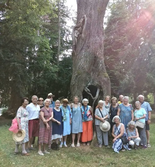 Das Gruppenfoto im BEA-Park wurde bei einem ganz besonderen Baum aufgenommen. Es ist eine noch lebende aber fast ausgehöhlte Linde. Sie wurde von den ehemaligen Schulkollegen "Feenbaum" genannt.  | Foto: Irene Gugler