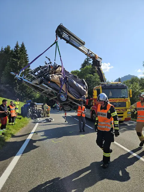 Nach rund einer Stunde konnte die B179 für den Verkehr wieder einspurig freigegeben werden. | Foto: FF-Reutte