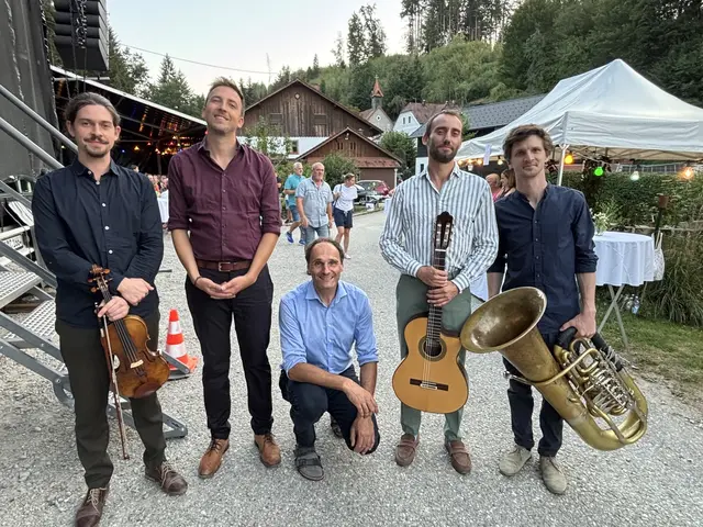 Waren das erste Mal beim Kneiding Open Air zu Gast: Die Bayerische Band "Maxjoseph". Die vier Musiker waren überrascht, was man in einem Dorf mit nur 40 Einwohnern alles auf die Bühne bringen kann. Das Lob nahm Festivalveranstalter Matthias Ziegler (hockend) vom Scharfrichterhaus gerne entgegen. | Foto: Franz Gruber