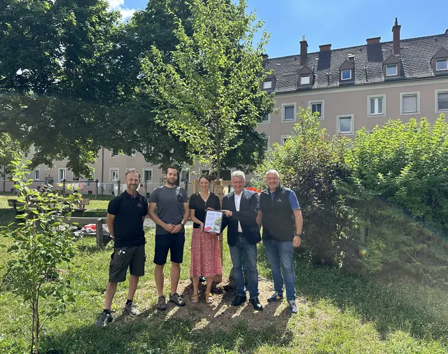 Von links: Florian Scherzer, Chefgärtner GWG Linz, glückliche Baumpat*innen, Nikolaus Stadler, Geschäftsführung GWG Linz, Werner Obermüller, Hausverwaltung GWG Linz. | Foto: GWG Linz