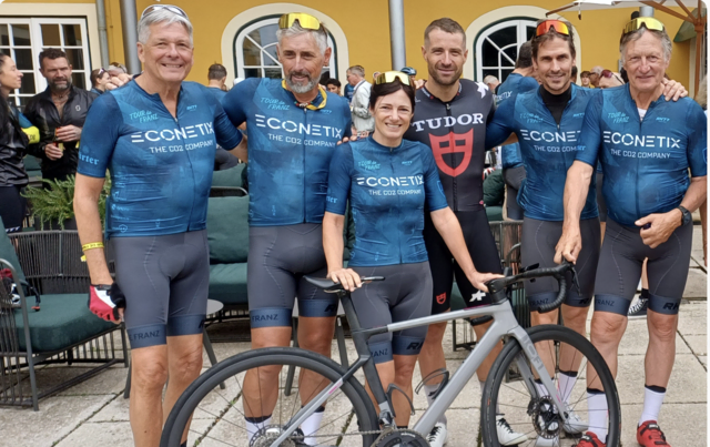 Ex-Landeshauptmann Peter Kaiser, die Organisatoren Ronny Hohenberger und Karin Pucher, Radprofi Marco Haller, Olympiasieger Felix Gottwald, Skikaiser und Olympiasieger Franz Klammer. | Foto: Tour de Franz