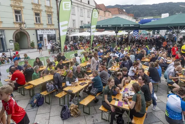 Geselliger Ausklang des LE-Laufevent auf dem Leobener Hauptplatz. | Foto: Klaus Pressberger
